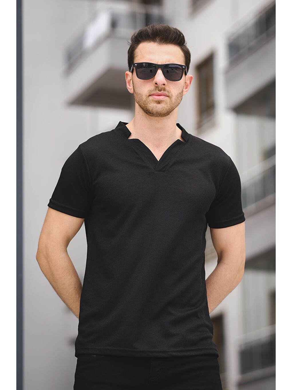 Siyah Üçgen Biyeli Waffle Slim Fit V Yaka Erkek Tişört-2