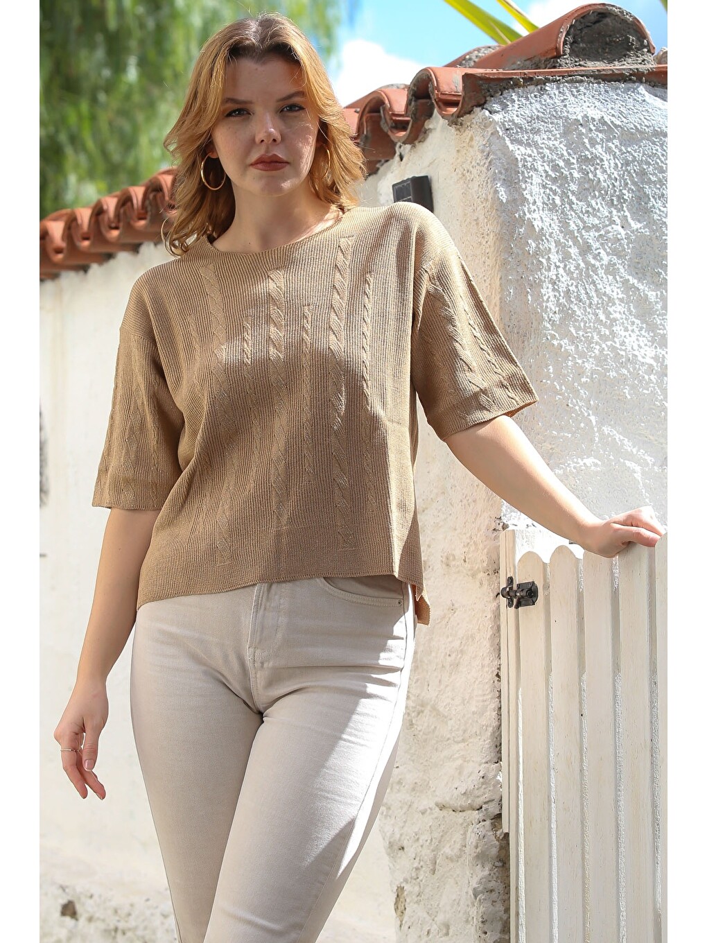 Kahverengi Camel Yuvarlak Yaka Kısa Kol Örgü Desenli Yırtmaçlı Triko Bluz 56 59-7
