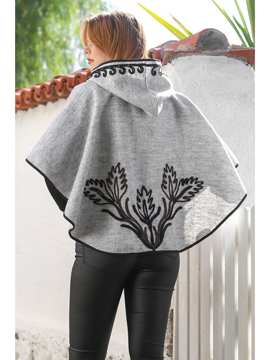 Gri Melanj Kapüşonlu Düğmeli Biyeli Süzene Nakışlı Casual Kaşe Bolero Dokuma Panço 43 75-4