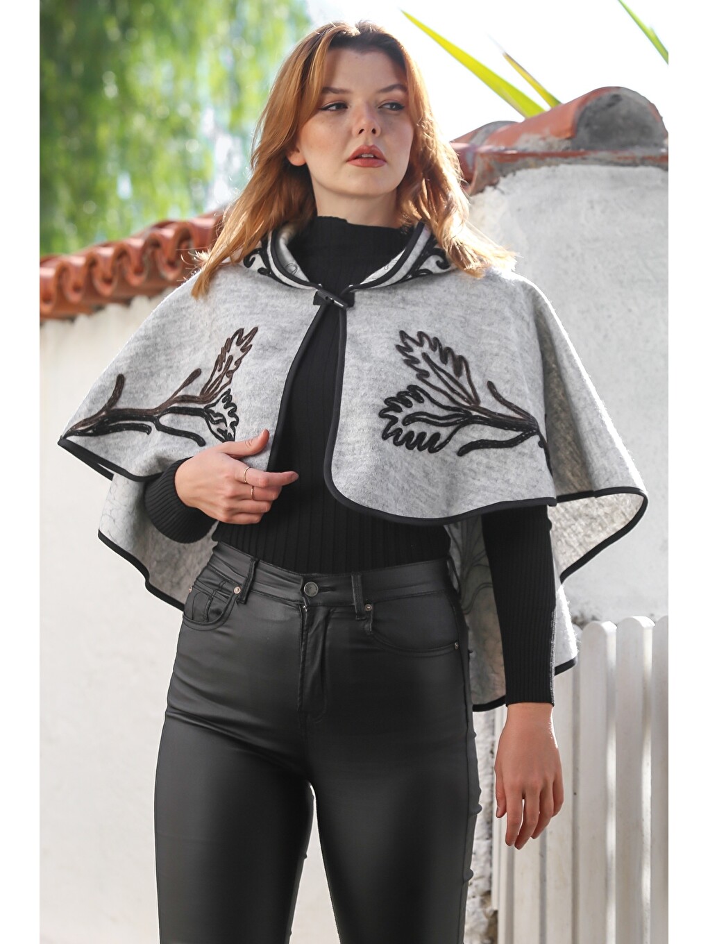 Gri Melanj Kapüşonlu Düğmeli Biyeli Süzene Nakışlı Casual Kaşe Bolero Dokuma Panço 43 75-5