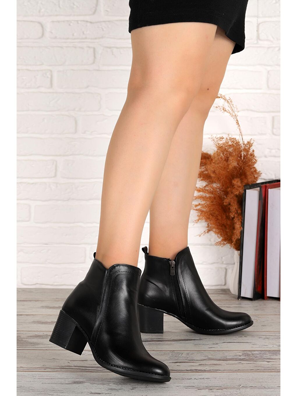 Siyah Cilt 6 Cm Topuklu Kadın Bot Ayakkabı 8422-831