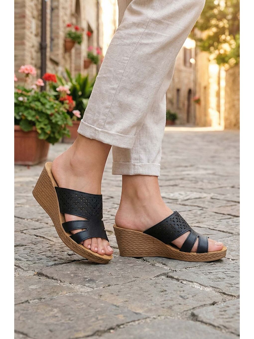 Siyah Kadın Yazlık Suni Deri Rahat Taban Lazer Kesim Tasarım Yüksek Topuk Günlük Terlik