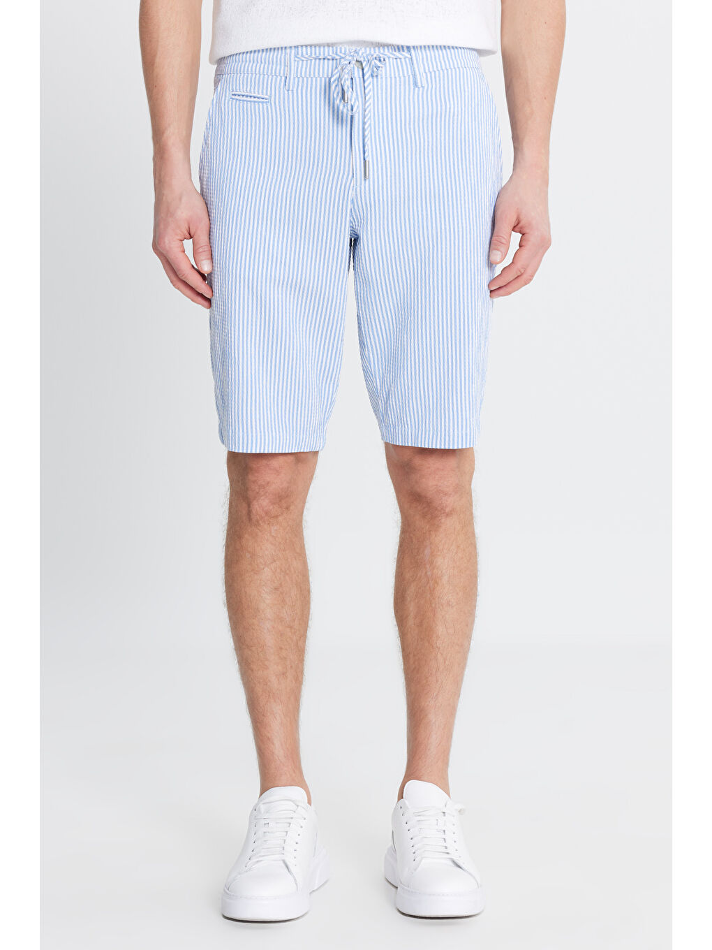 Erkek Beyaz-Mavi Slim Fit Dar Kesim Yan Cepli Gofre Desenli Şort