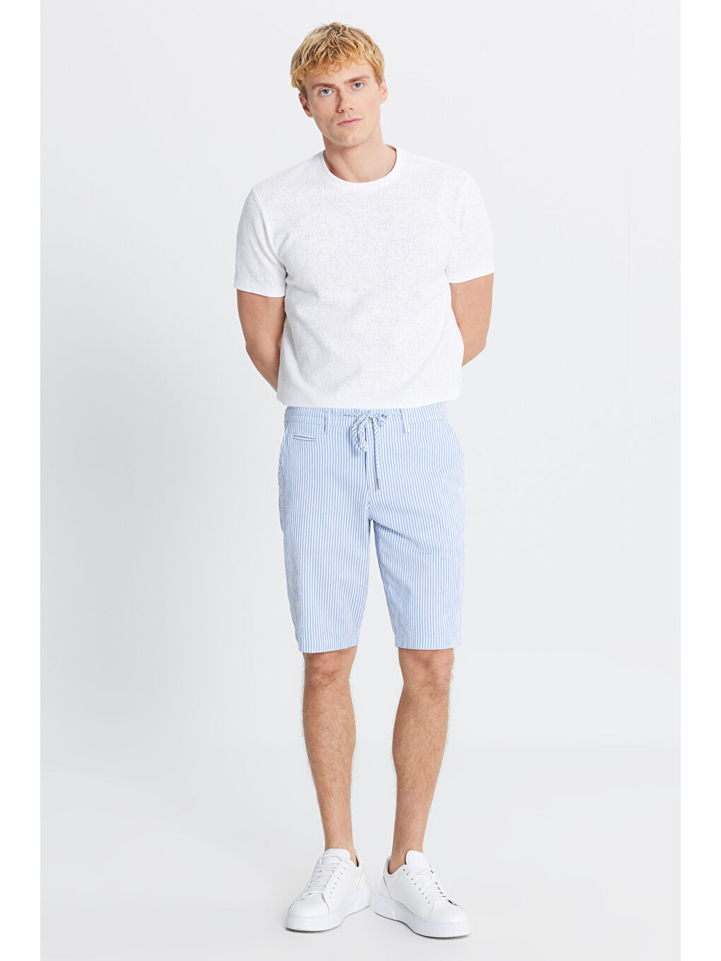 Erkek Beyaz-Mavi Slim Fit Dar Kesim Yan Cepli Gofre Desenli Şort-1