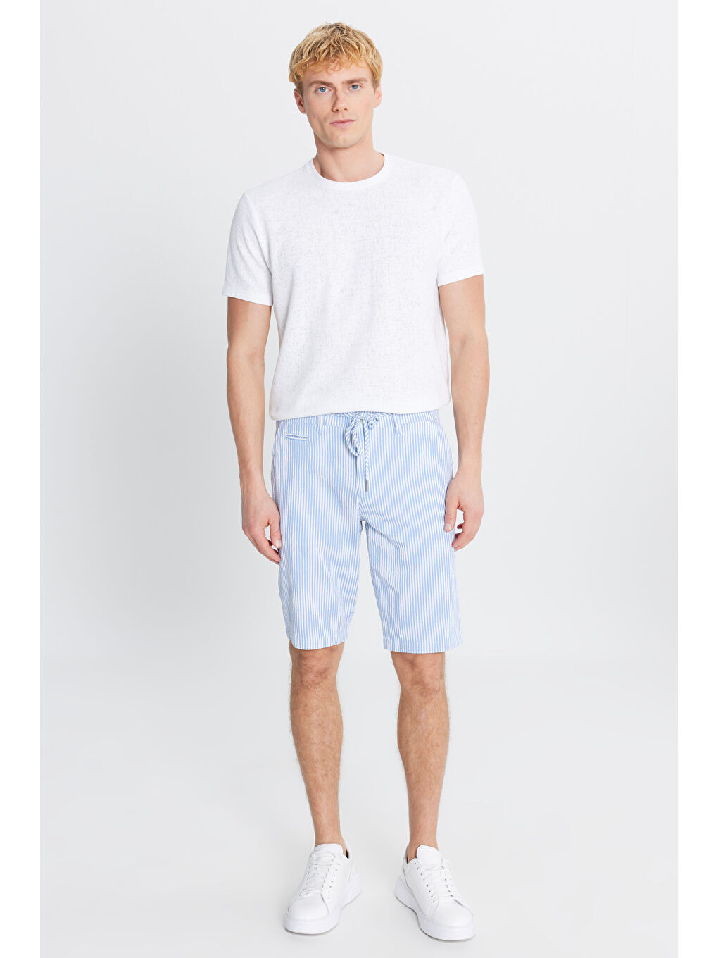 Erkek Beyaz-Mavi Slim Fit Dar Kesim Yan Cepli Gofre Desenli Şort-2