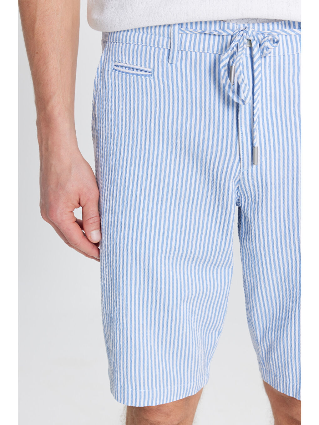 Erkek Beyaz-Mavi Slim Fit Dar Kesim Yan Cepli Gofre Desenli Şort-3