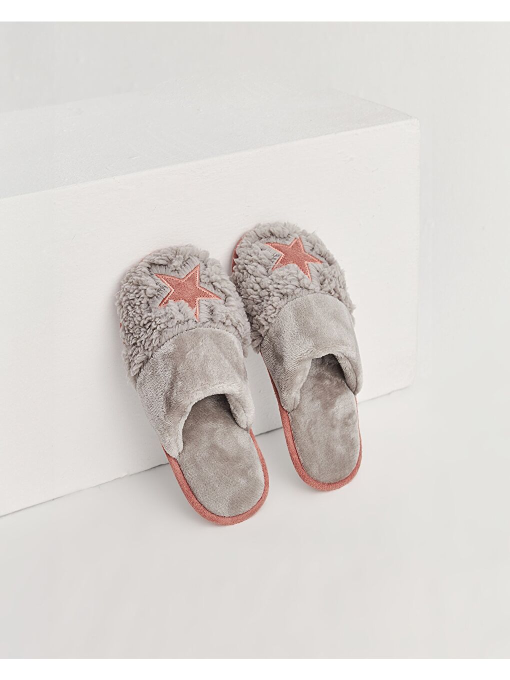 Gri Kadın Yıldız Detaylı Ev Terliği - YILİ-2