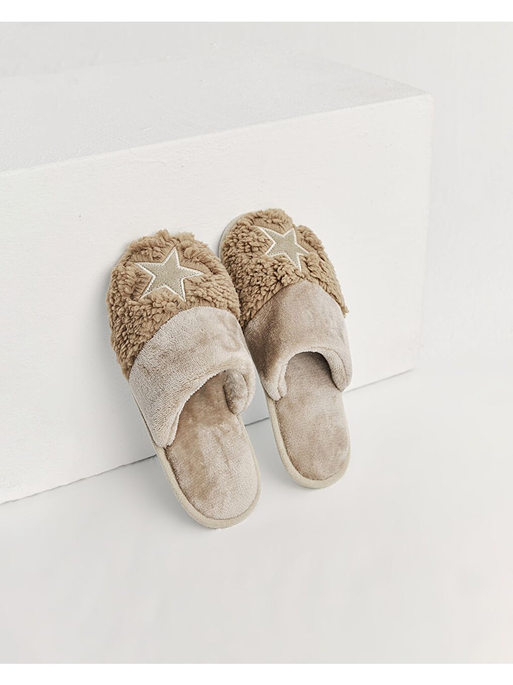 Kahverengi Kadın Yıldız Detaylı Ev Terliği - YILİ-1