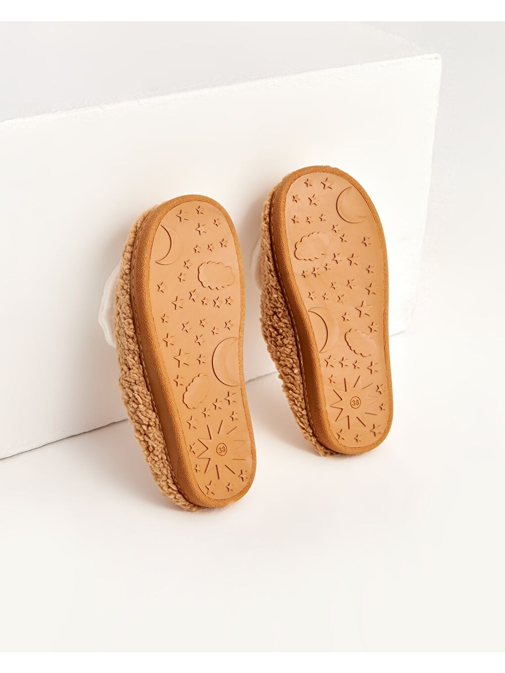 Kahverengi Kadın Kalp Desenli Ev Terliği - HEART-3