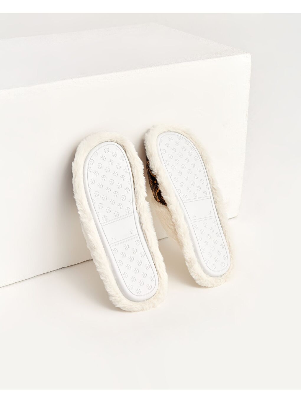 Kahverengi Kadın Desenli Ev Terliği - LOLİ-2