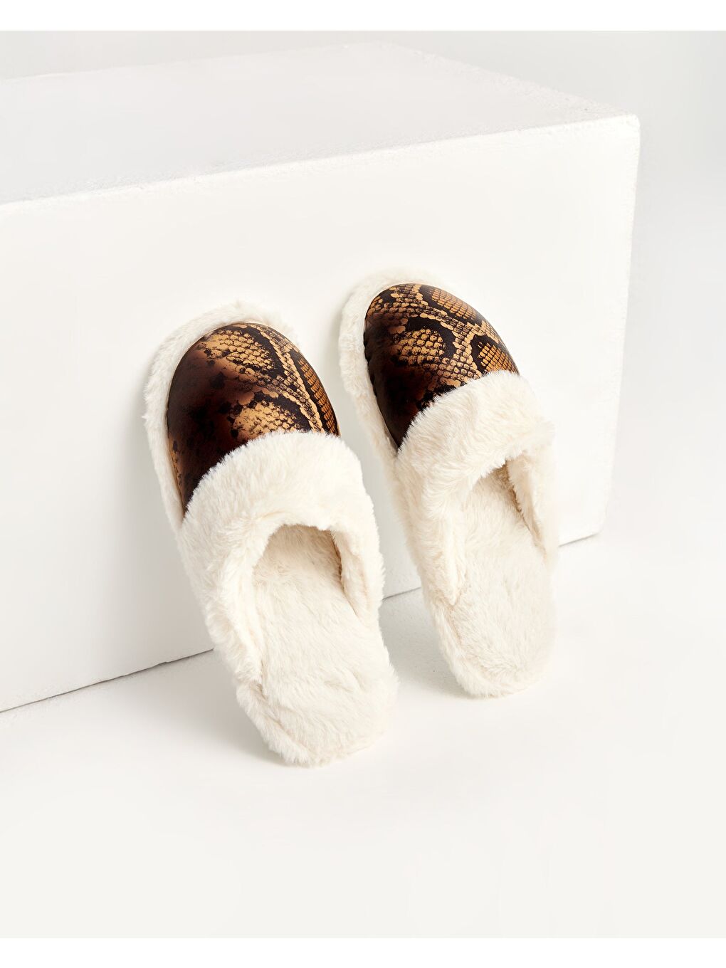 Kahverengi Kadın Desenli Ev Terliği - LOLİ-3