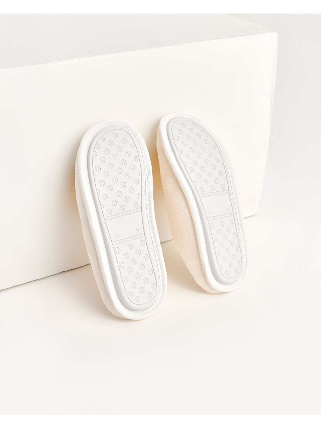 Beyaz Kadın Gülen Yüz Emojili Ev Terliği - YUBİ-3