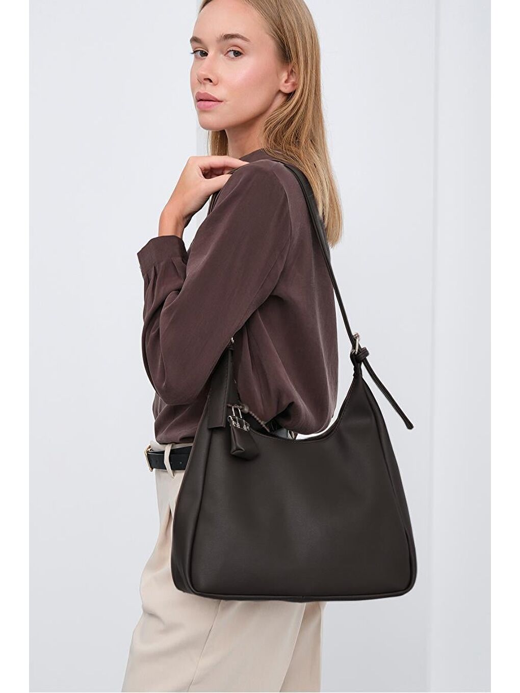 Kahverengi Guts Charmlı Salaş Omuz Çantası Kahve-1
