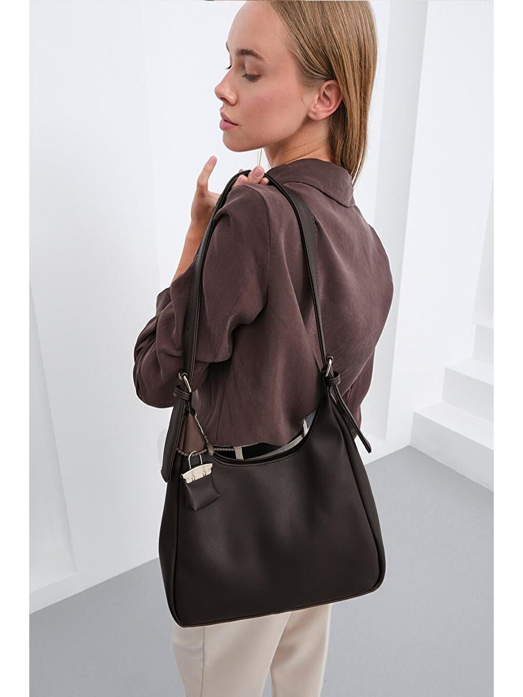 Kahverengi Guts Charmlı Salaş Omuz Çantası Kahve-3