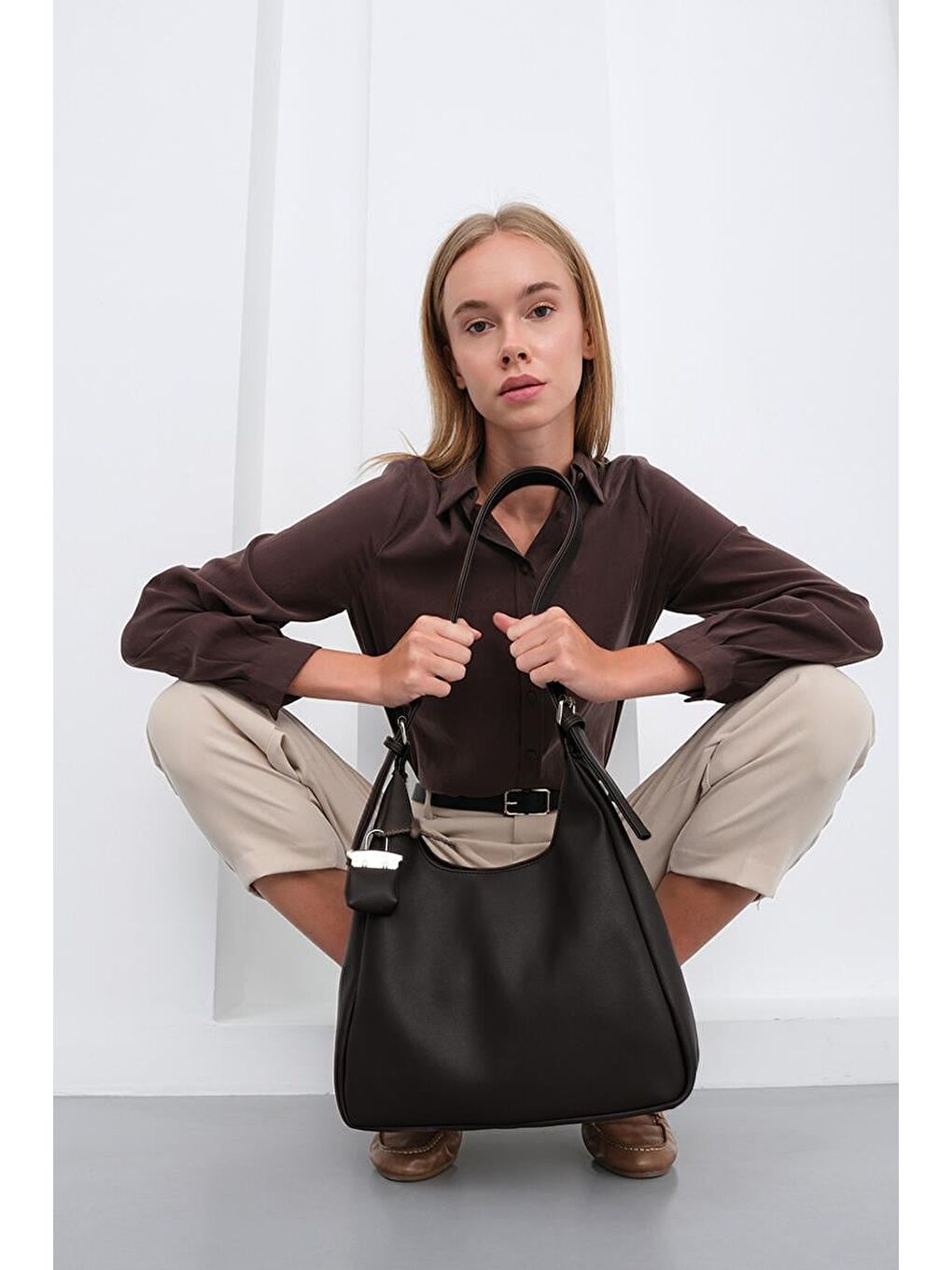 Kahverengi Guts Charmlı Salaş Omuz Çantası Kahve-5