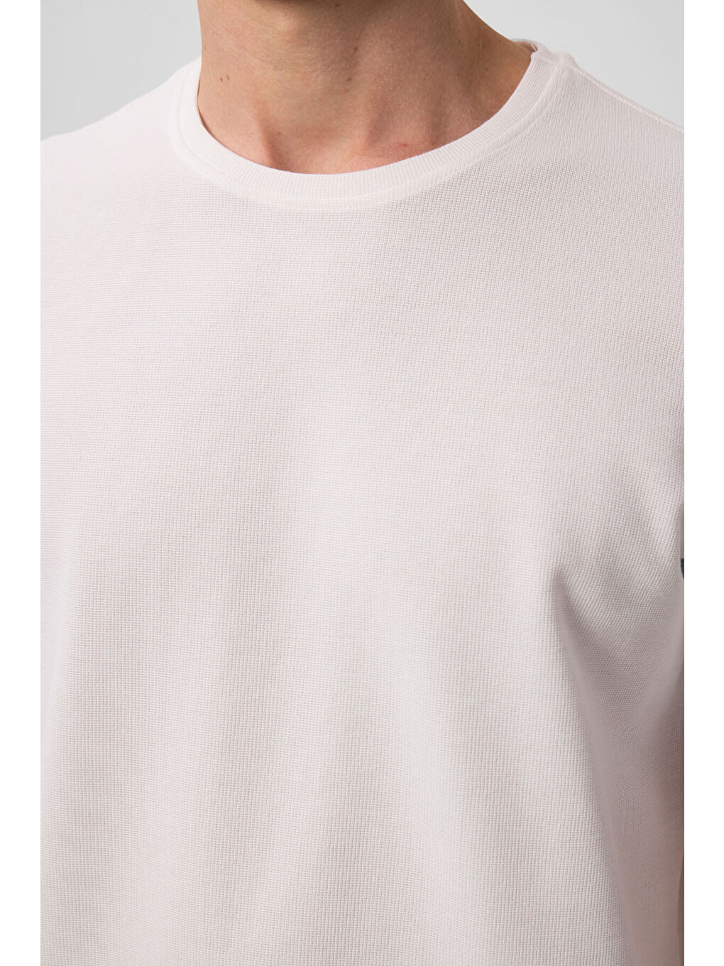 Ekru Yüzeyi Dokulu Rahat Form Basic Erkek Tişört - 88436-2