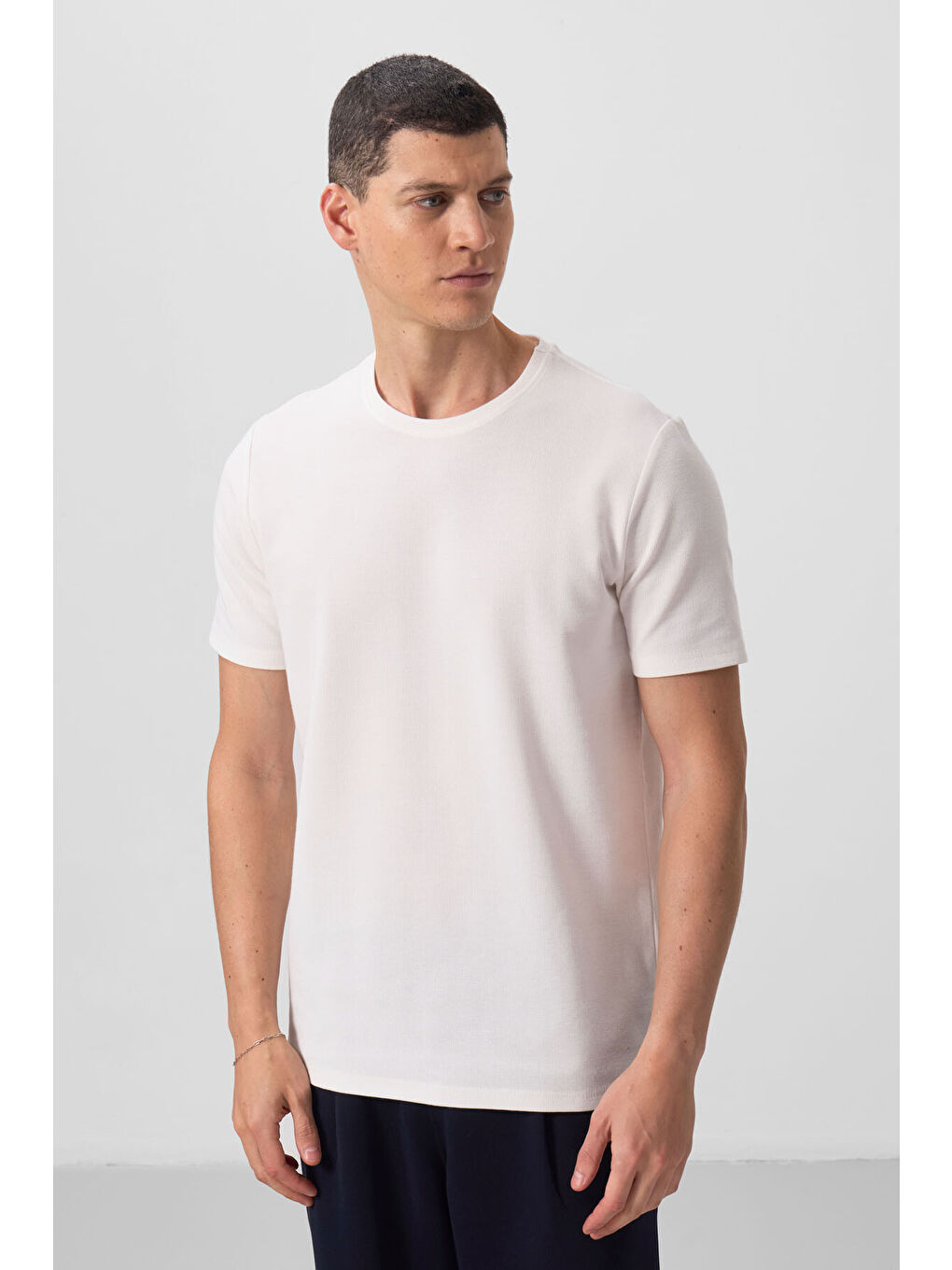 Ekru Yüzeyi Dokulu Rahat Form Basic Erkek Tişört - 88436-3