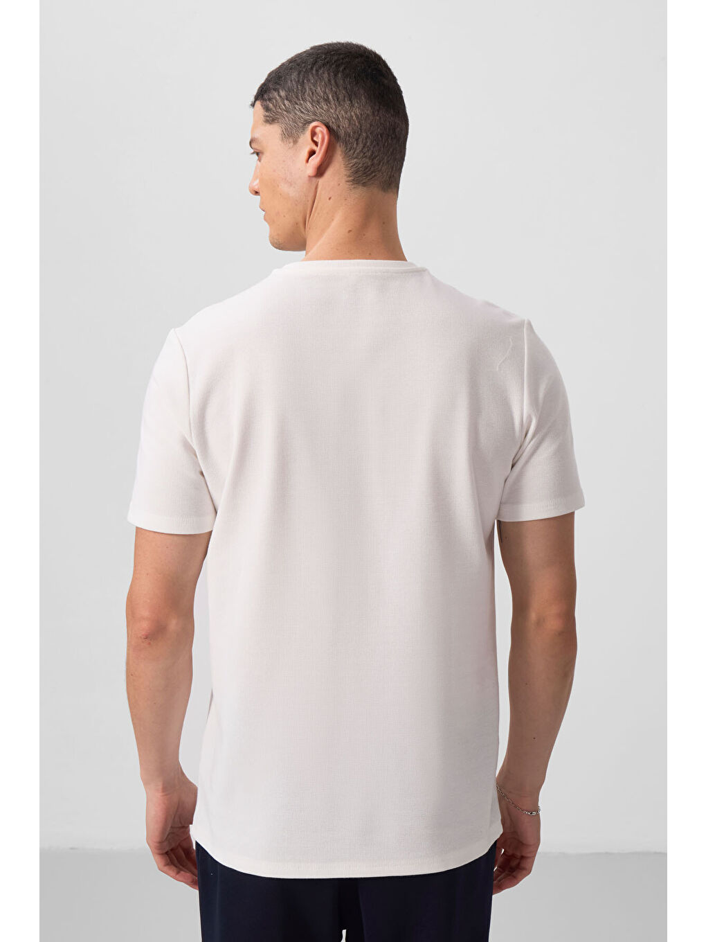 Ekru Yüzeyi Dokulu Rahat Form Basic Erkek Tişört - 88436-4