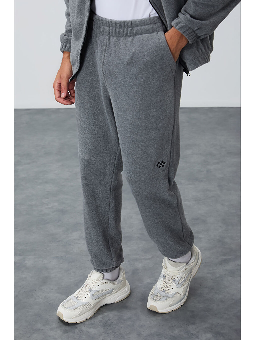 Gri Melanj Kalın Yumuşak Dokulu Comfort Fit Nakışlı Erkek Eşofman Takım - 85269-2