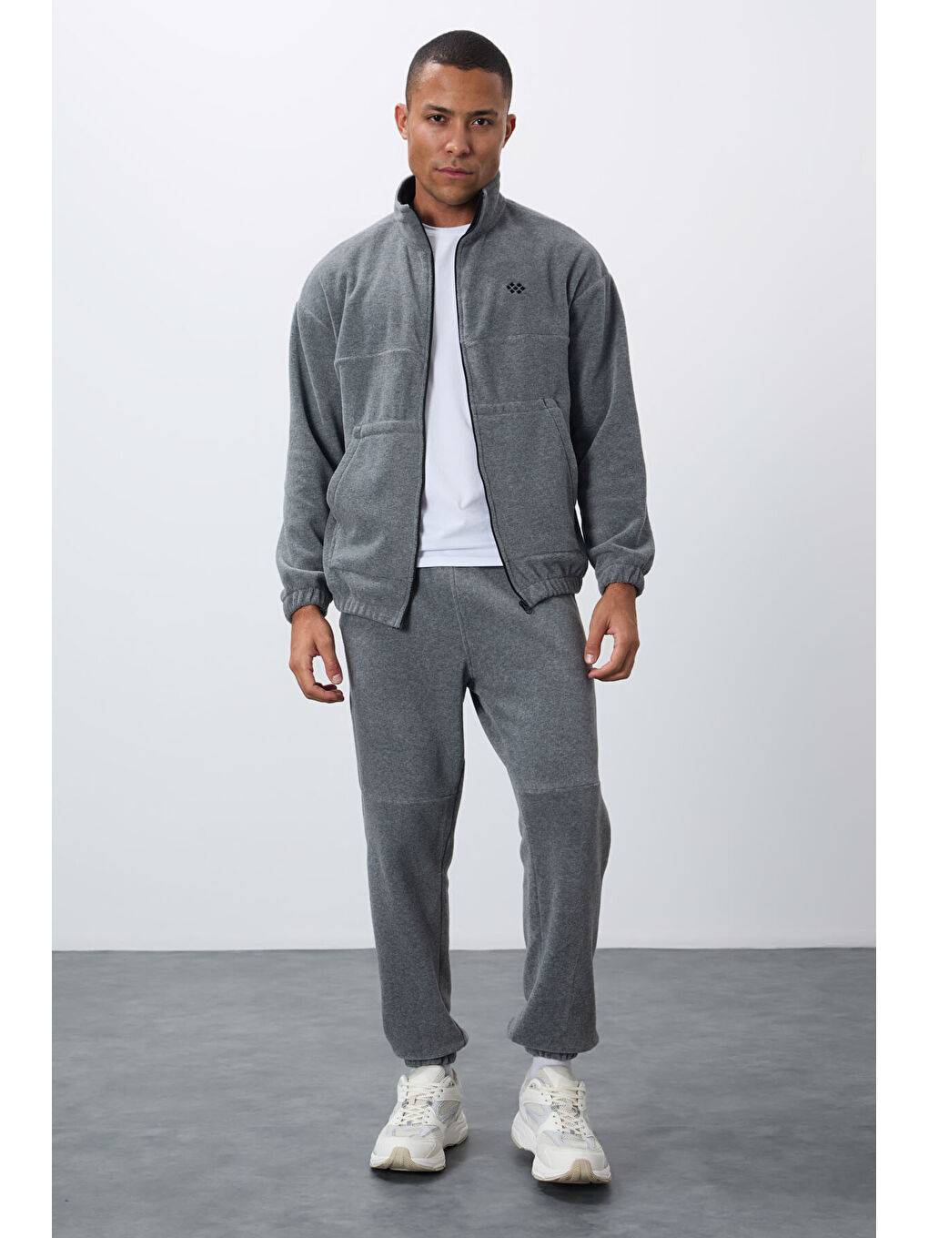 Gri Melanj Kalın Yumuşak Dokulu Comfort Fit Nakışlı Erkek Eşofman Takım - 85269-4