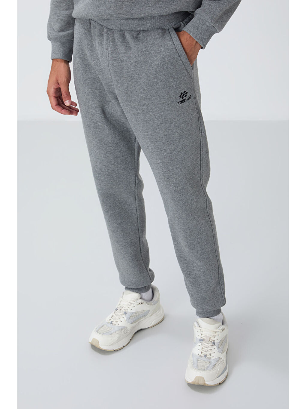 Gri Melanj Pamuklu Kalın İçi Tüylü Yumuşak Dokulu Comfort Fit Nakışlı Erkek Eşofman Takım -85265-4