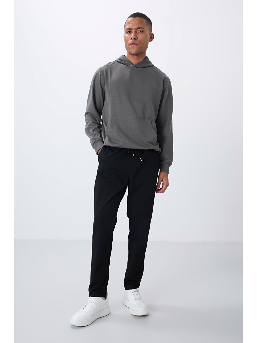 Siyah Yüzeyi Dokulu Standart Fit Erkek Eşofman Alt - 82155-1