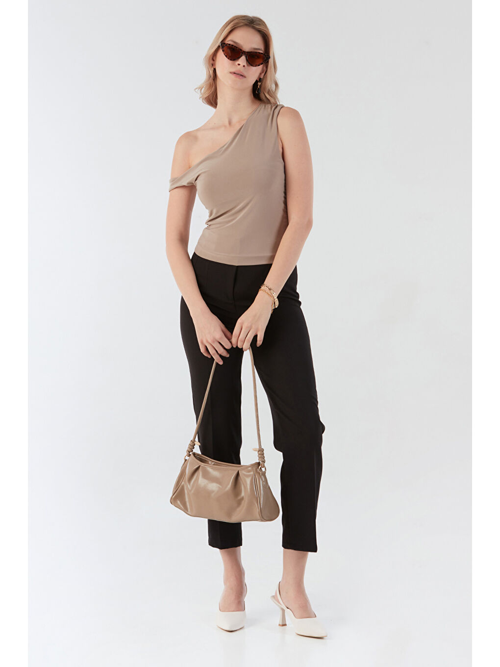 Bej Yanları Drapeli Tek Kol Bluz