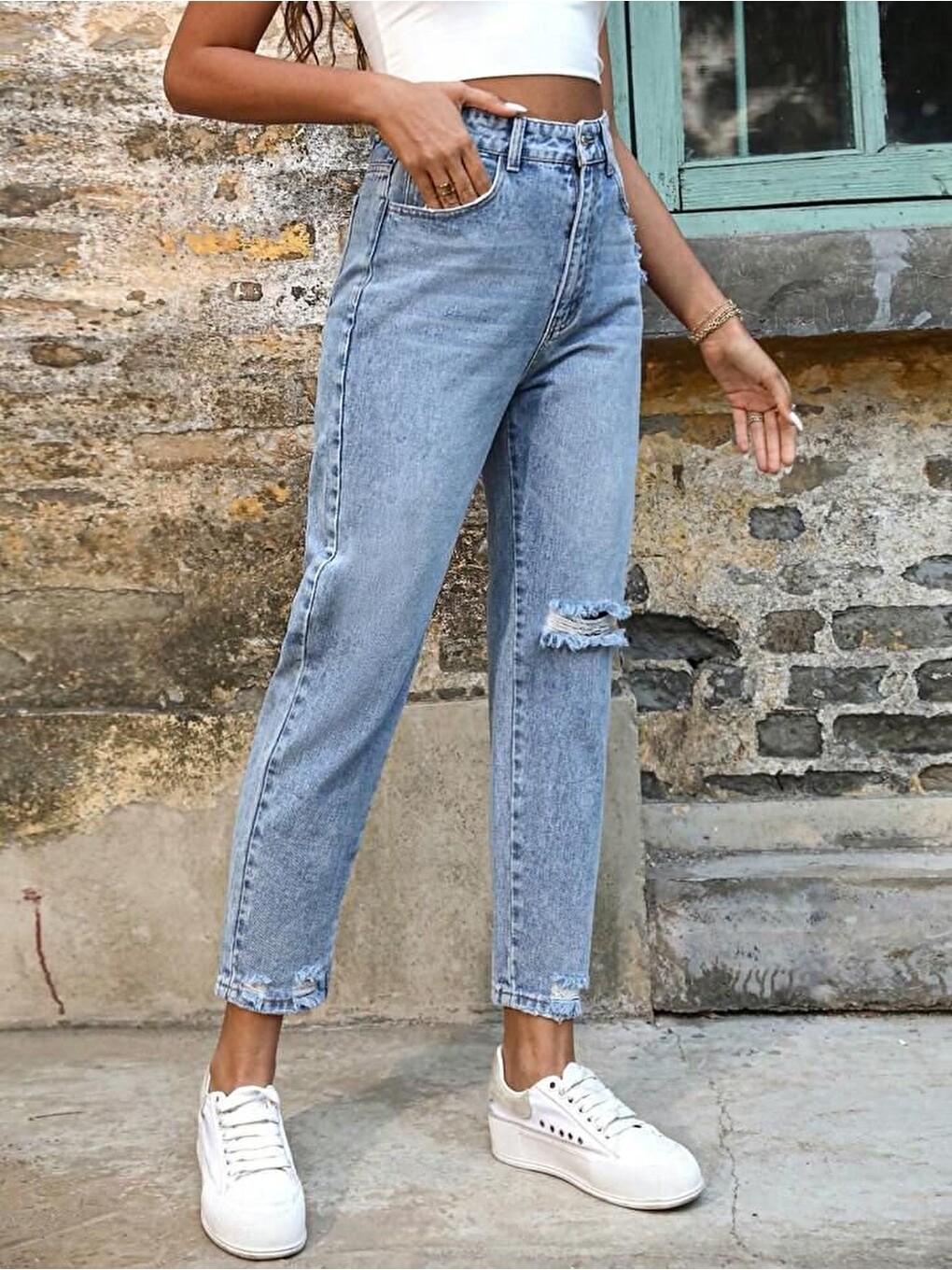 Kadın Açık Mavi Yırtık Mom Fit Jean Pantolon-4