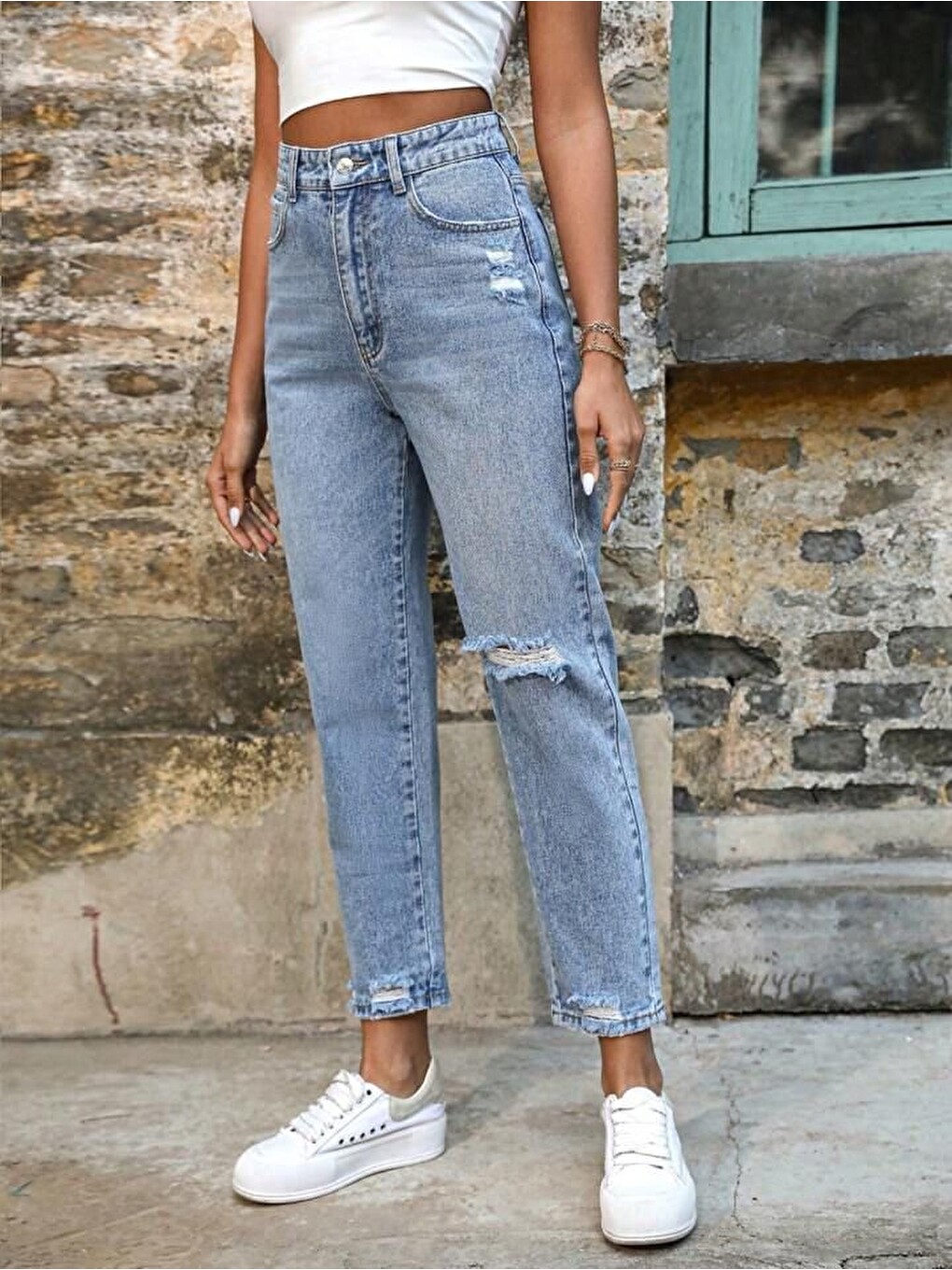 Kadın Açık Mavi Yırtık Mom Fit Jean Pantolon-5