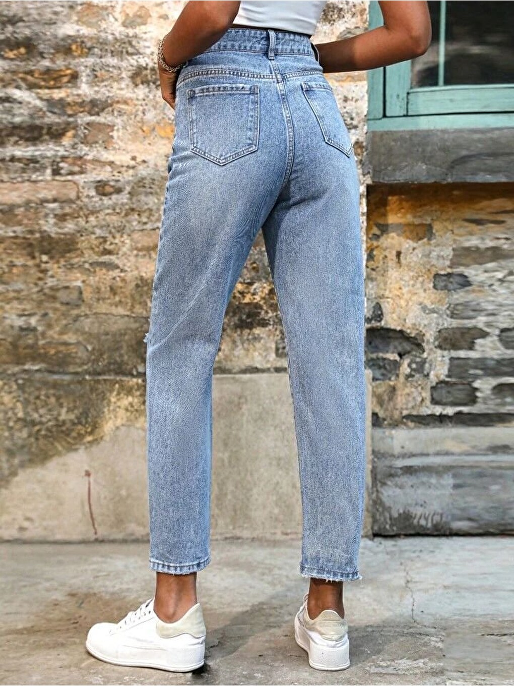 Kadın Açık Mavi Yırtık Mom Fit Jean Pantolon-6