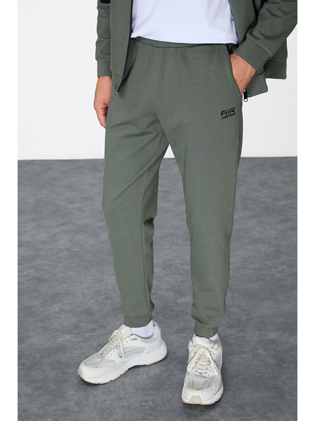 Haki Yüzeyi Dokulu Standart Fit Nakışlı Erkek Eşofman Takım - 85248-2