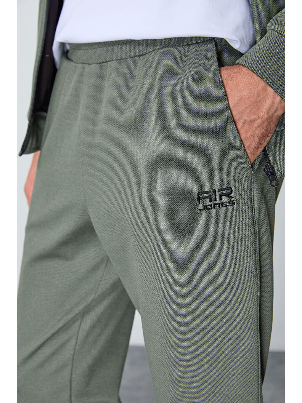 Haki Yüzeyi Dokulu Standart Fit Nakışlı Erkek Eşofman Takım - 85248-3