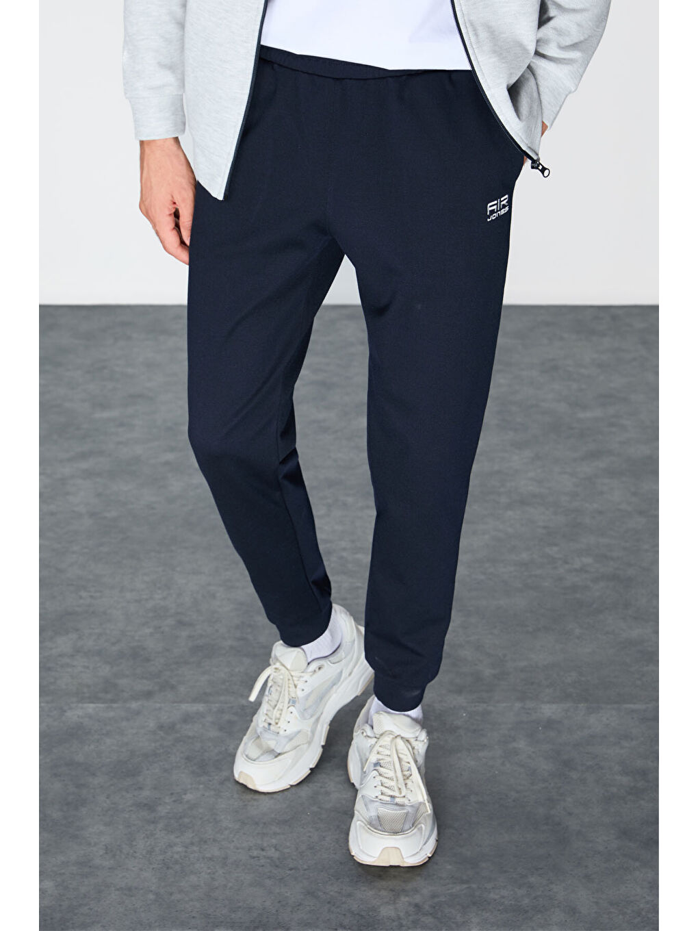 Gri-Lacivert Yüzeyi Dokulu Standart Fit Nakışlı Erkek Eşofman Takım - 85248-2