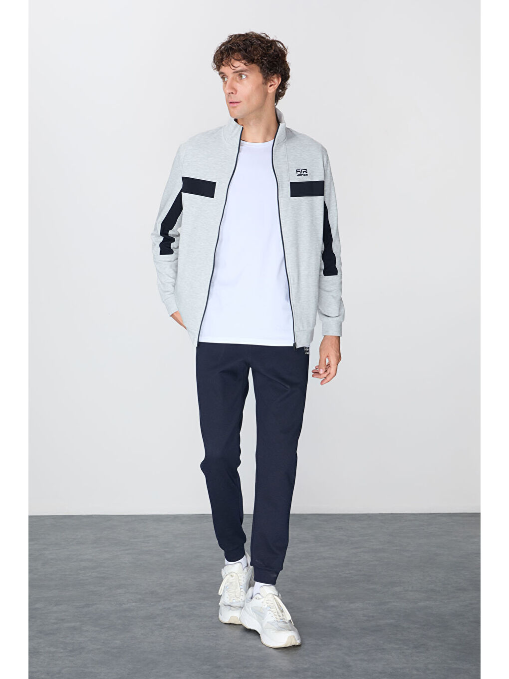 Gri-Lacivert Yüzeyi Dokulu Standart Fit Nakışlı Erkek Eşofman Takım - 85248-3