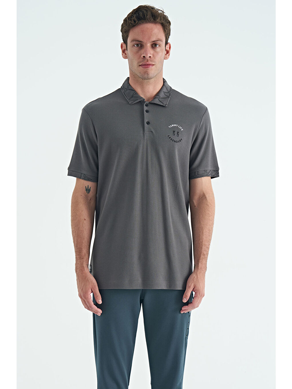 Koyu Gri Yazı Nakışlı Baskı Detaylı Standart Kalıp Polo Yaka Erkek %100 Pamuk Tişört - 88239