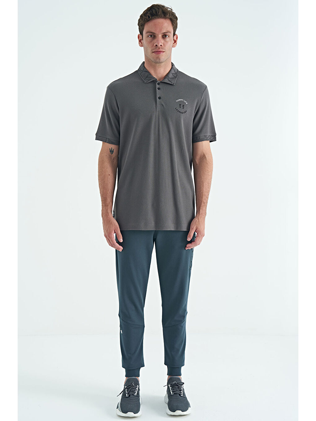 Koyu Gri Yazı Nakışlı Baskı Detaylı Standart Kalıp Polo Yaka Erkek %100 Pamuk Tişört - 88239-1