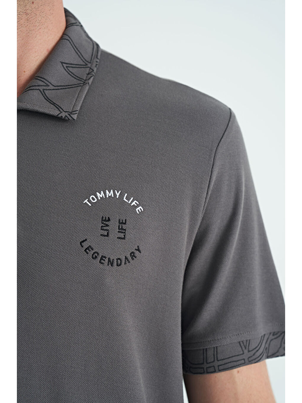 Koyu Gri Yazı Nakışlı Baskı Detaylı Standart Kalıp Polo Yaka Erkek %100 Pamuk Tişört - 88239-2