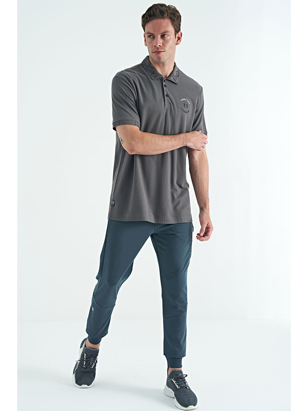 Koyu Gri Yazı Nakışlı Baskı Detaylı Standart Kalıp Polo Yaka Erkek %100 Pamuk Tişört - 88239-4