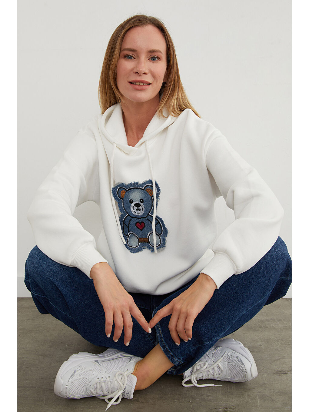 Beyaz 3 İplik Jean Ayıcık Nakışlı Oversize Kapüşonlu Sweatshirt-1
