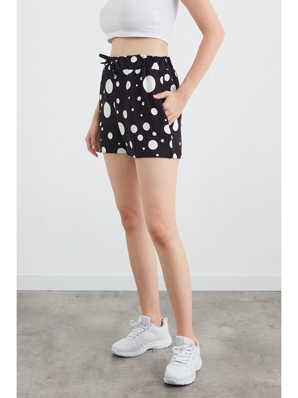 Beyaz Basic Pötikare Desenli Beli Lastikli Şort-1