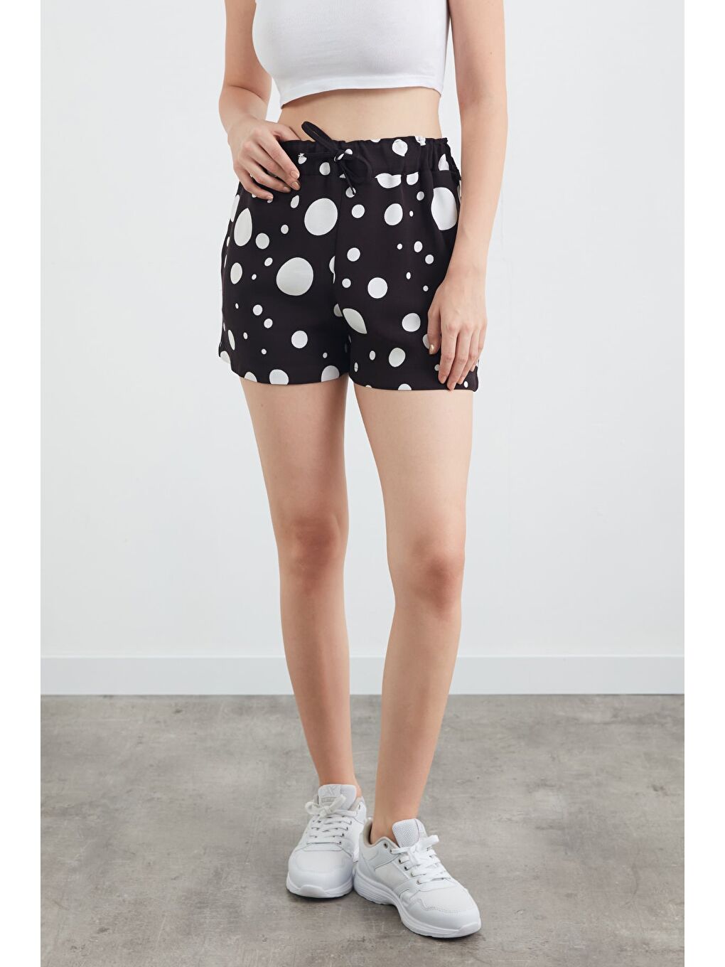 Beyaz Basic Pötikare Desenli Beli Lastikli Şort-3
