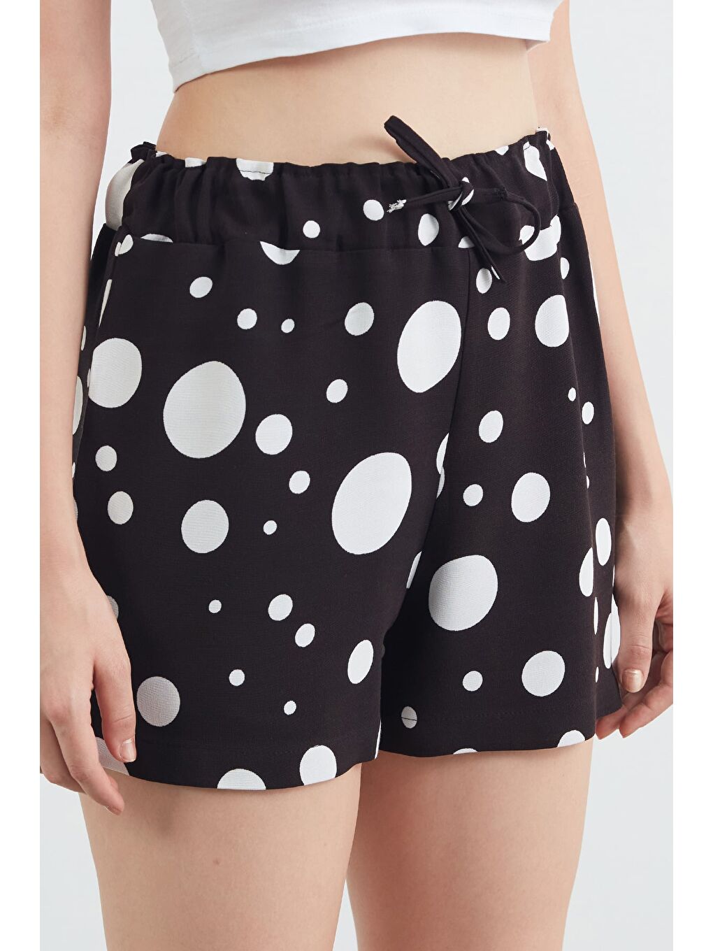 Beyaz Basic Pötikare Desenli Beli Lastikli Şort-4