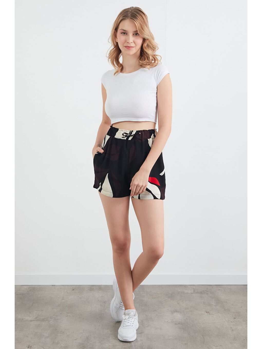 Siyah Basic Pötikare Desenli Beli Lastikli Şort