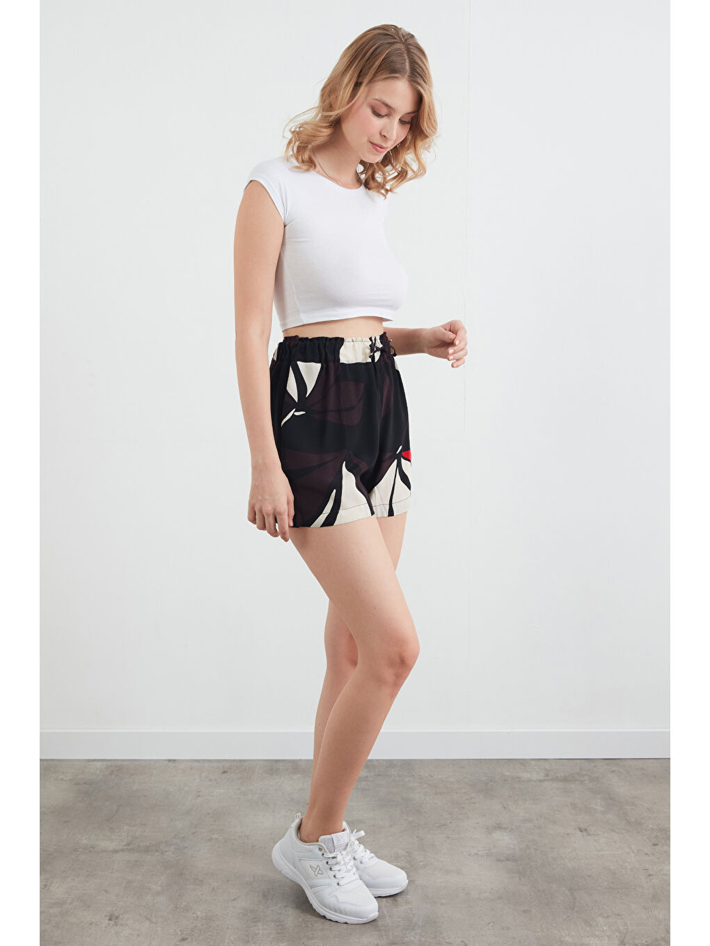 Siyah Basic Pötikare Desenli Beli Lastikli Şort-3