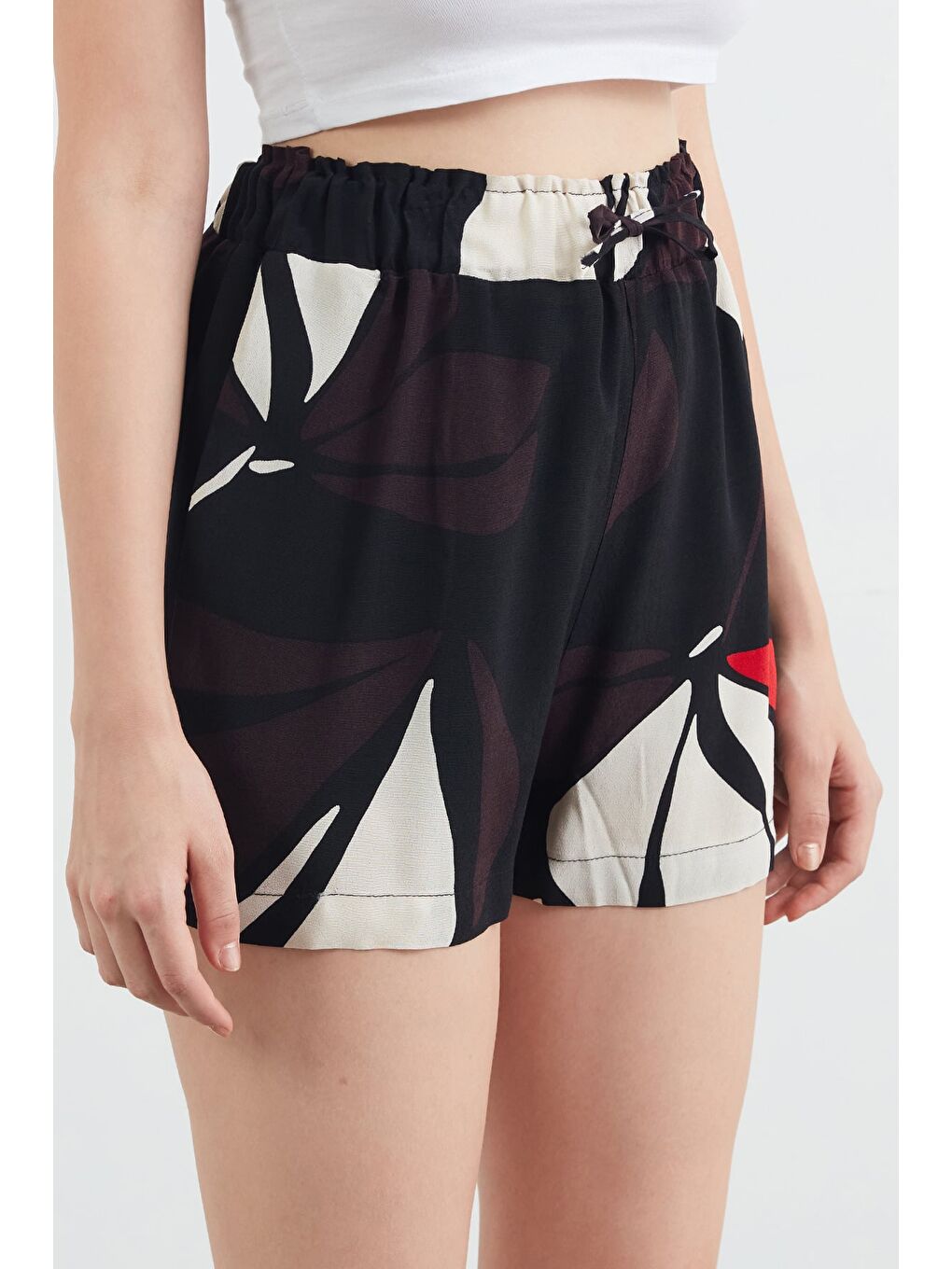 Siyah Basic Pötikare Desenli Beli Lastikli Şort-4