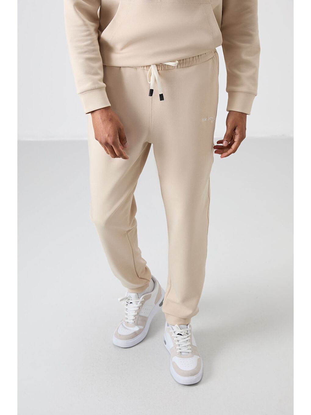 Bej Pamuklu Kalın Yumuşak Dokulu Comfort Fit Nakışlı Erkek Eşofman Takım - 85255-3