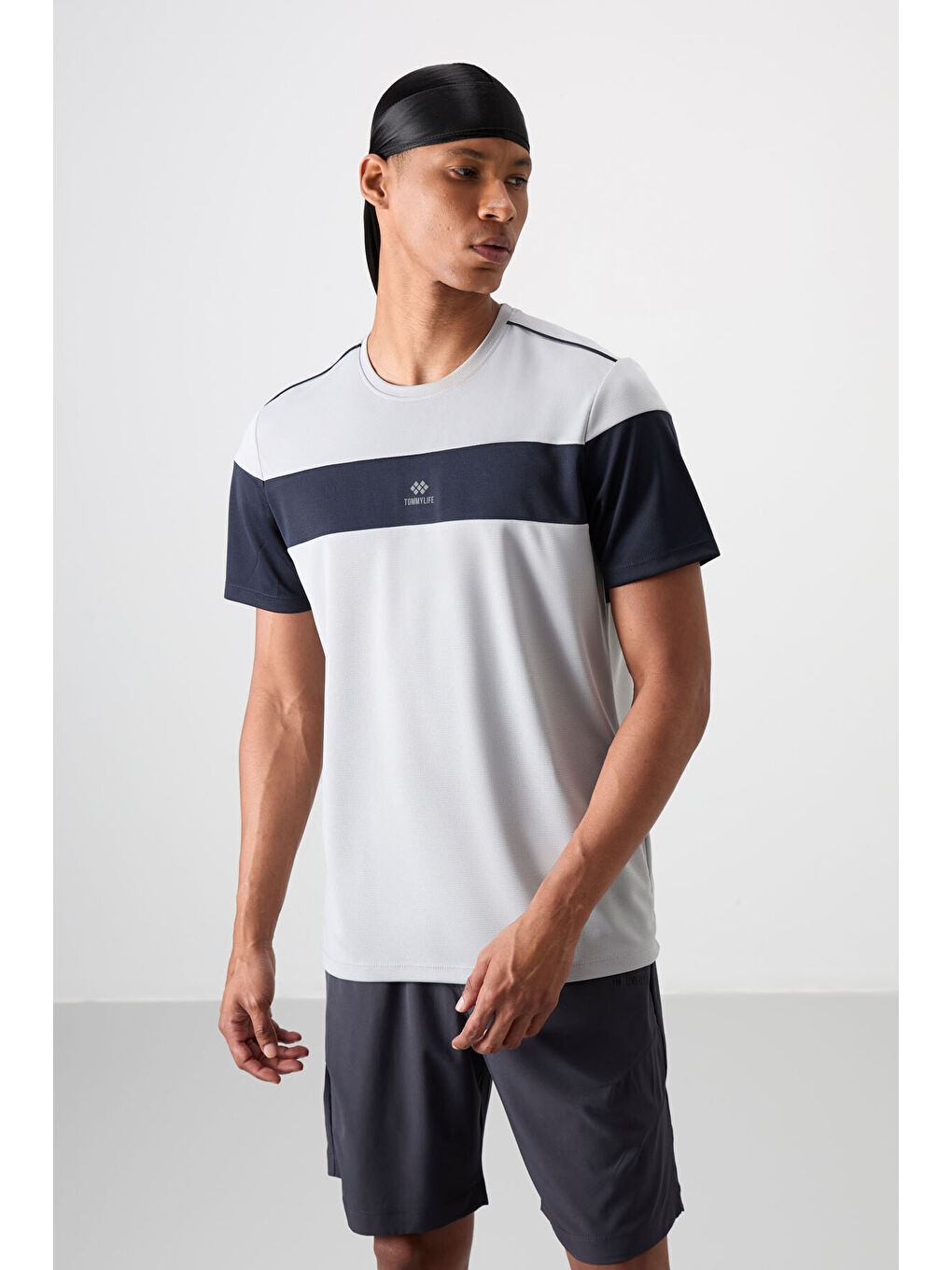 Gri Polyester Nefes Alan Dokulu İnce Esnek Standart Fit Erkek Performans Tişört - 88396