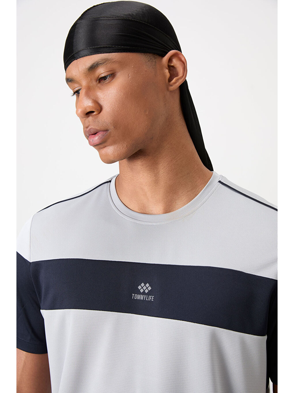 Gri Polyester Nefes Alan Dokulu İnce Esnek Standart Fit Erkek Performans Tişört - 88396-1