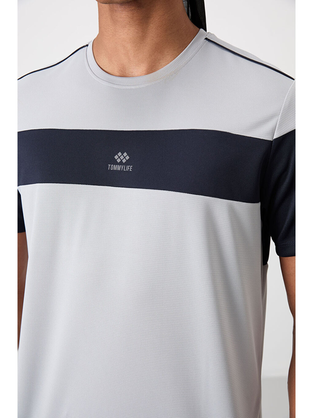 Gri Polyester Nefes Alan Dokulu İnce Esnek Standart Fit Erkek Performans Tişört - 88396-3