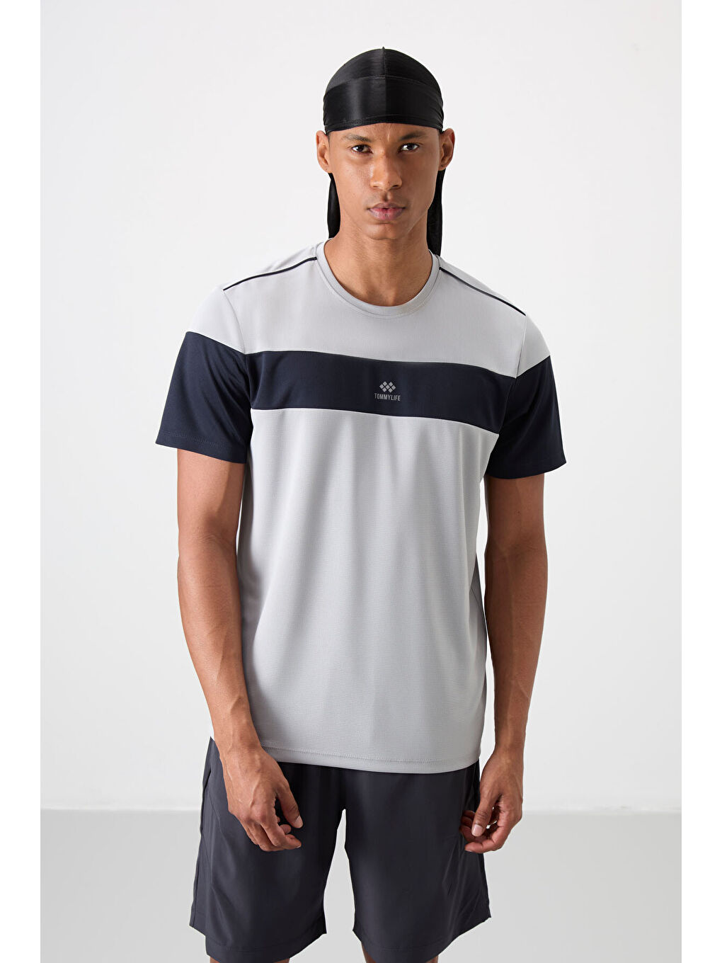 Gri Polyester Nefes Alan Dokulu İnce Esnek Standart Fit Erkek Performans Tişört - 88396-4